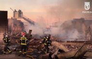 Incendio en una nave industrial de palets de madera y embalajes en Villa de Vallecas