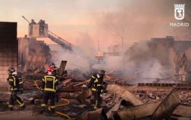 Incendio en una nave industrial de palets de madera y embalajes en Villa de Vallecas