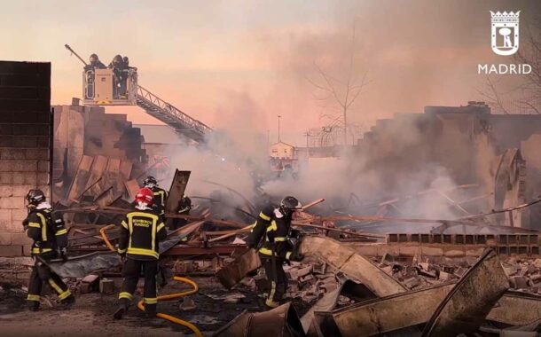 Incendio en una nave industrial de palets de madera y embalajes en Villa de Vallecas