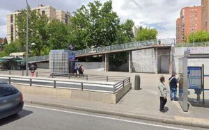 Única rampa de acceso a las explandas de la estación de Miguel Hernández para personas con movilidad reducida