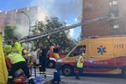Fallece un trabajador y su compañero resulta herido grave en un incendio en la calle Antonio Mairena