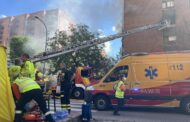 Fallece un trabajador y su compañero resulta herido grave en un incendio en la calle Antonio Mairena