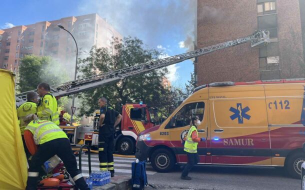 Fallece un trabajador y su compañero resulta herido grave en un incendio en la calle Antonio Mairena
