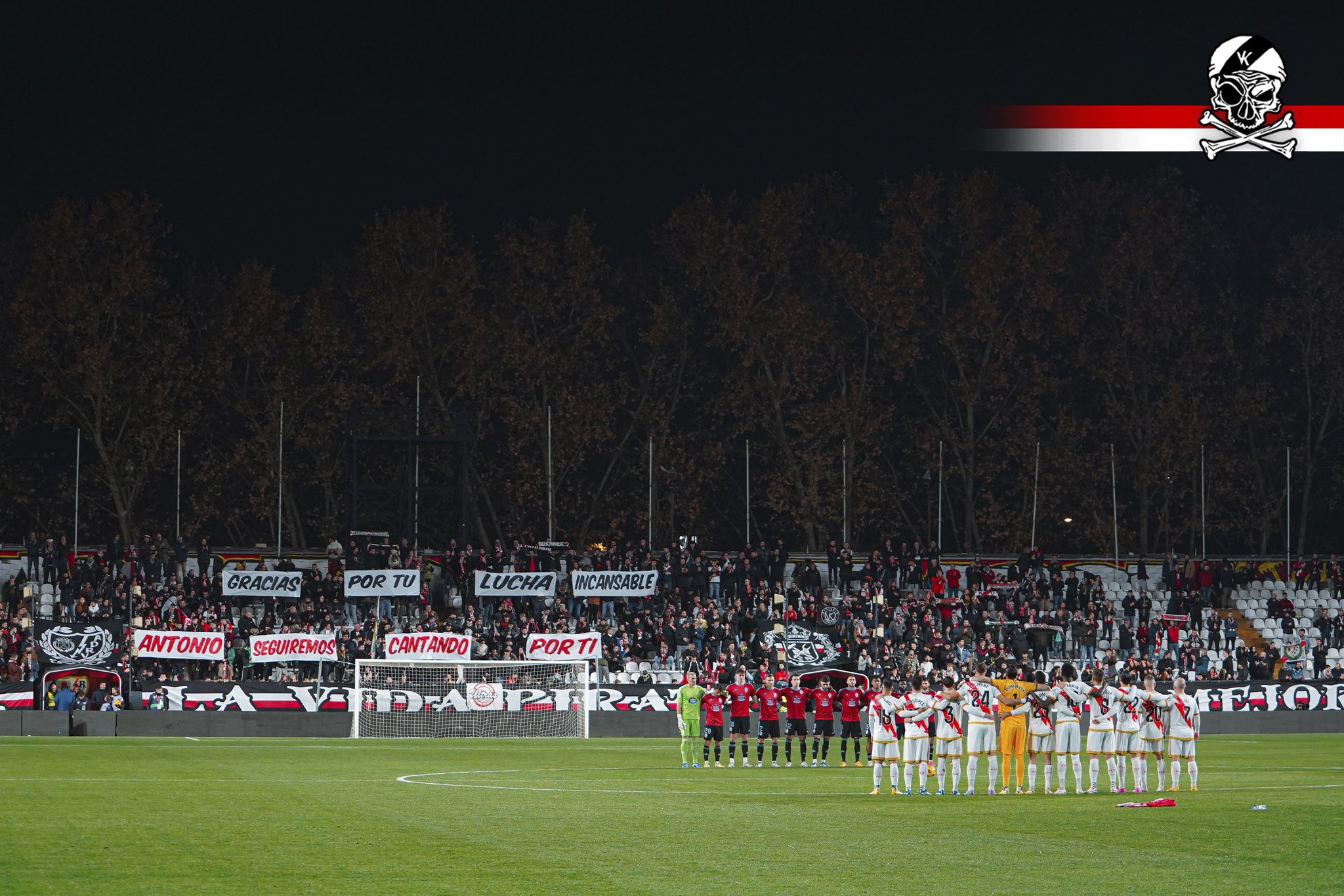 Tifo de Bunakeros en el Fondo del Estadio de Vallecas y minuto de silencio en recuerdo de Antonio Castilla Ferrer