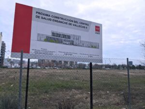 Letrero en la parcela en la que debería estar construido el centro de salud