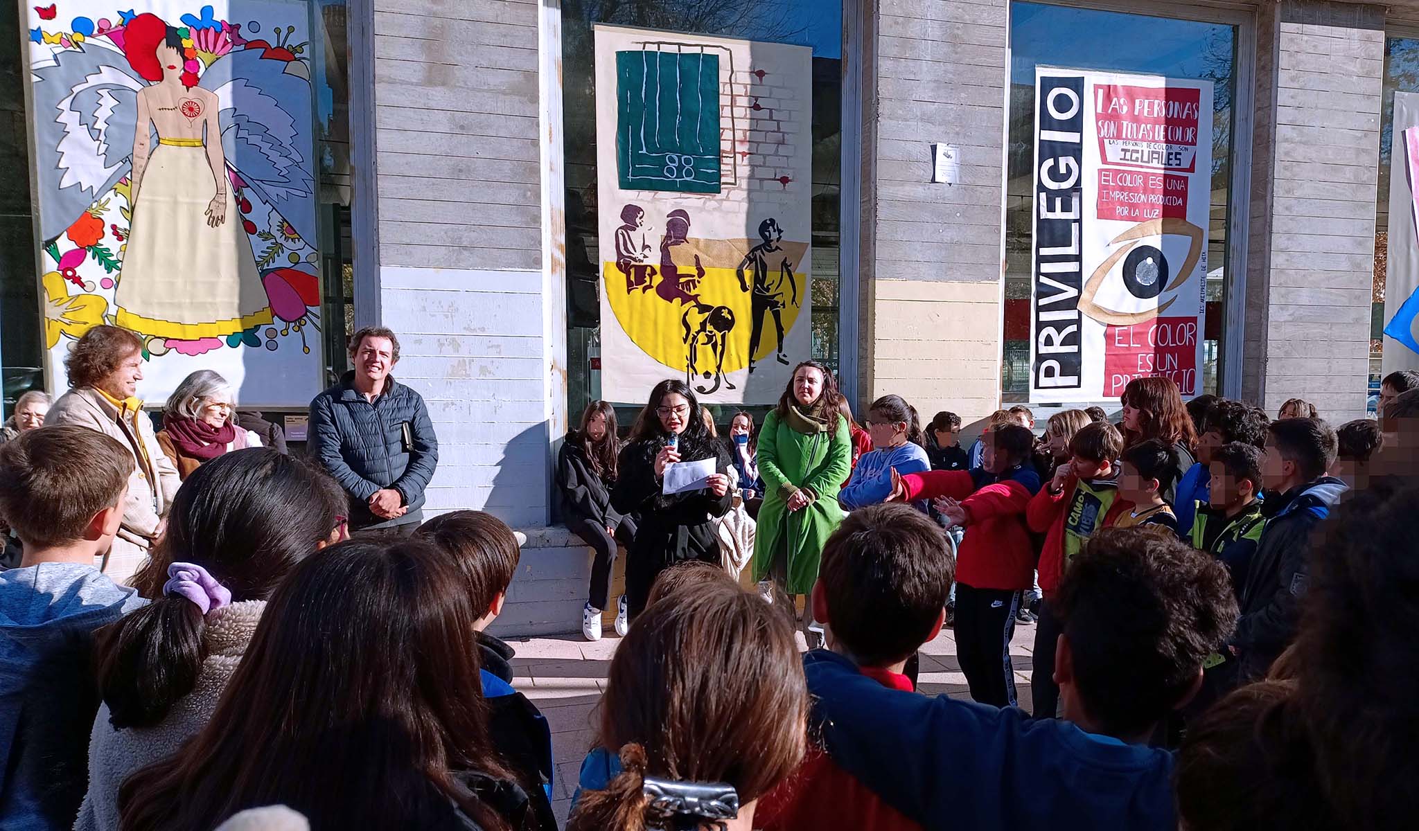 Evento de presentación del mural con la participación del alumnado de Puente de Vallecas