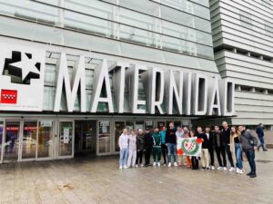 Jugadores del Rayo Vallecano en la entrada de la Maternidad del Gregorio Marañón