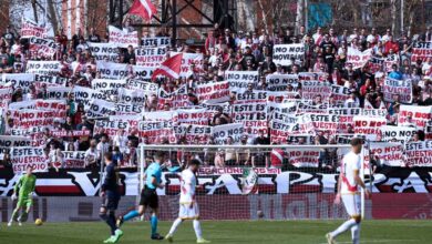 Pancartas en el Fondo del Estadio de Vallecas - Foto: Bukaneros