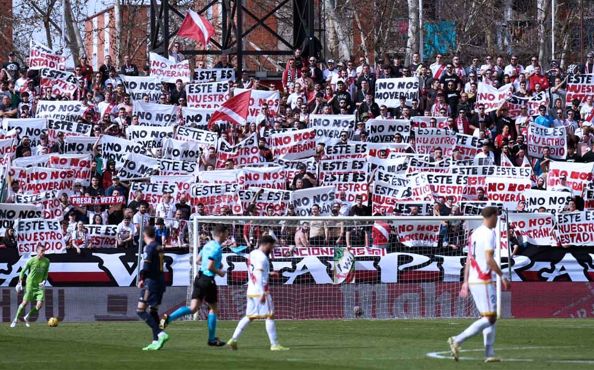 Pancartas en el Fondo del Estadio de Vallecas - Foto: Bukaneros