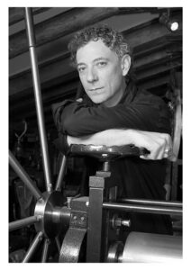 El poeta y escritor Juan Carlos Mestre