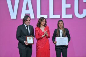 El presidente del club Raúl Martín Presa e Iris Ponciano del Río, capitana del equipo femenino junto a la presidenta de la Comunidad de Madrid, Isabel Díaz Ayuso