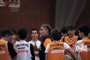 Pepu Hernández con los chavales del Vallekas Basket