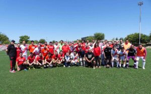 Personal sanitario del HUIL y jugadores del equipo de Veteranos del Rayo Vallecano