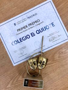 Diploma y trofeo del galardón de la categoría de Teatro