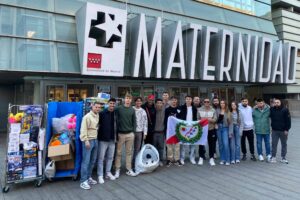Jugadores del Rayo Vallecano en la entrada de la Maternidad del Gregorio Marañón