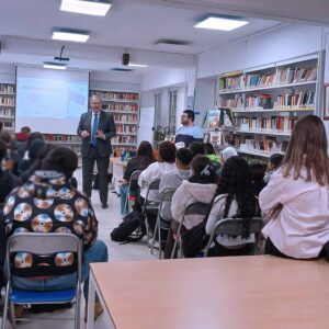 El europarlamentario José Cepeda en el IES Villa de Vallecas