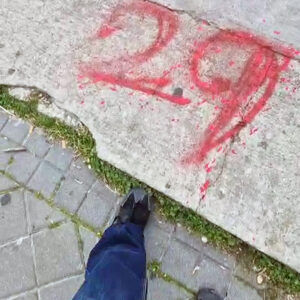 Desnivel y roturas en la zona de acceso desde León Felipe