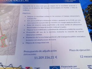 Letrero con la información de las obras