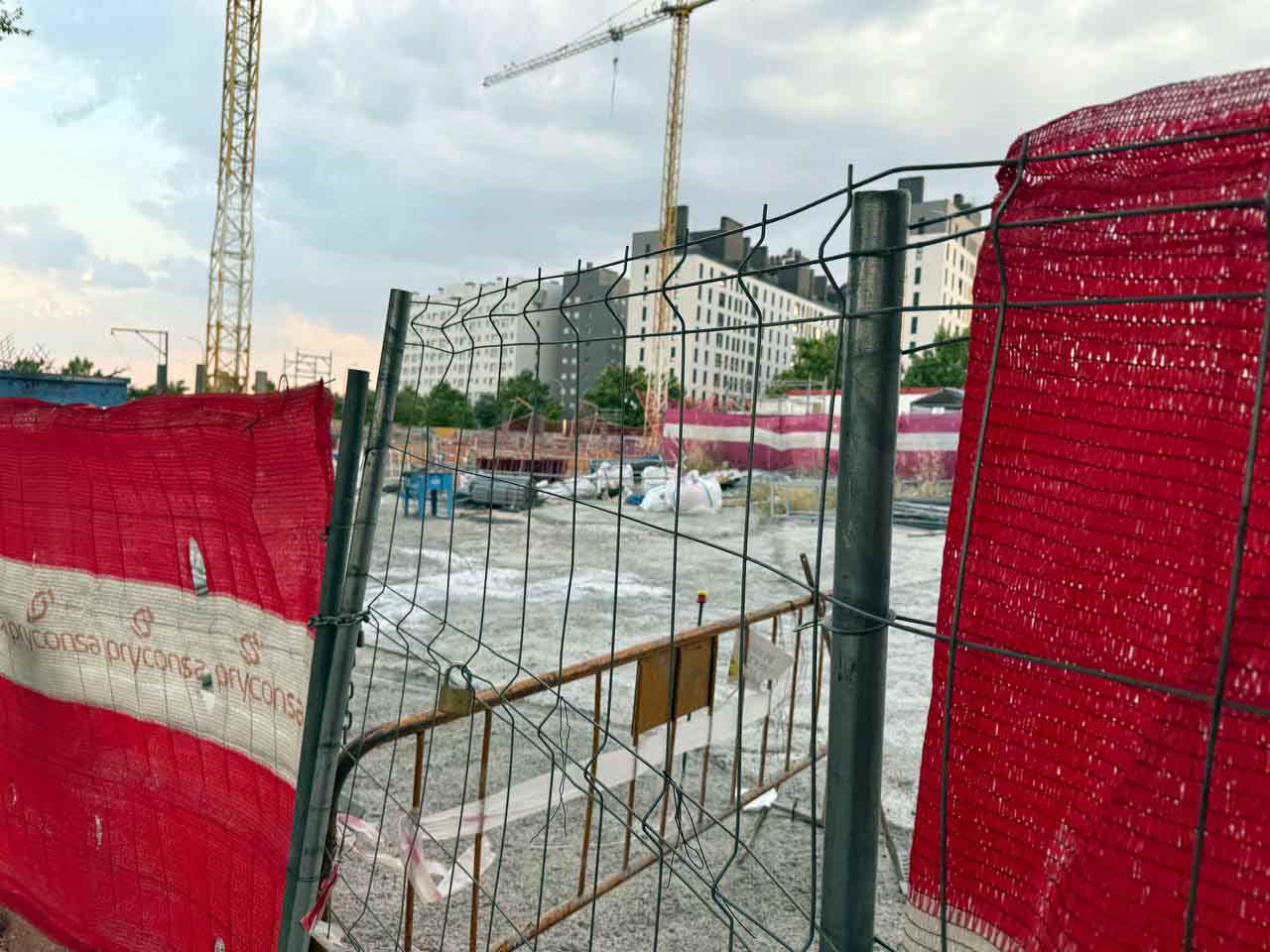 Obras en las parcelas ubicadas en la calle Escuela de Vallecas