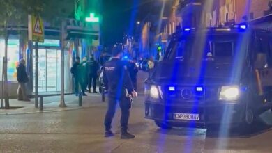 La policía acordonando la calle en el lugar de los hechos - FOTO: Vallecas en acción @VKenaccion