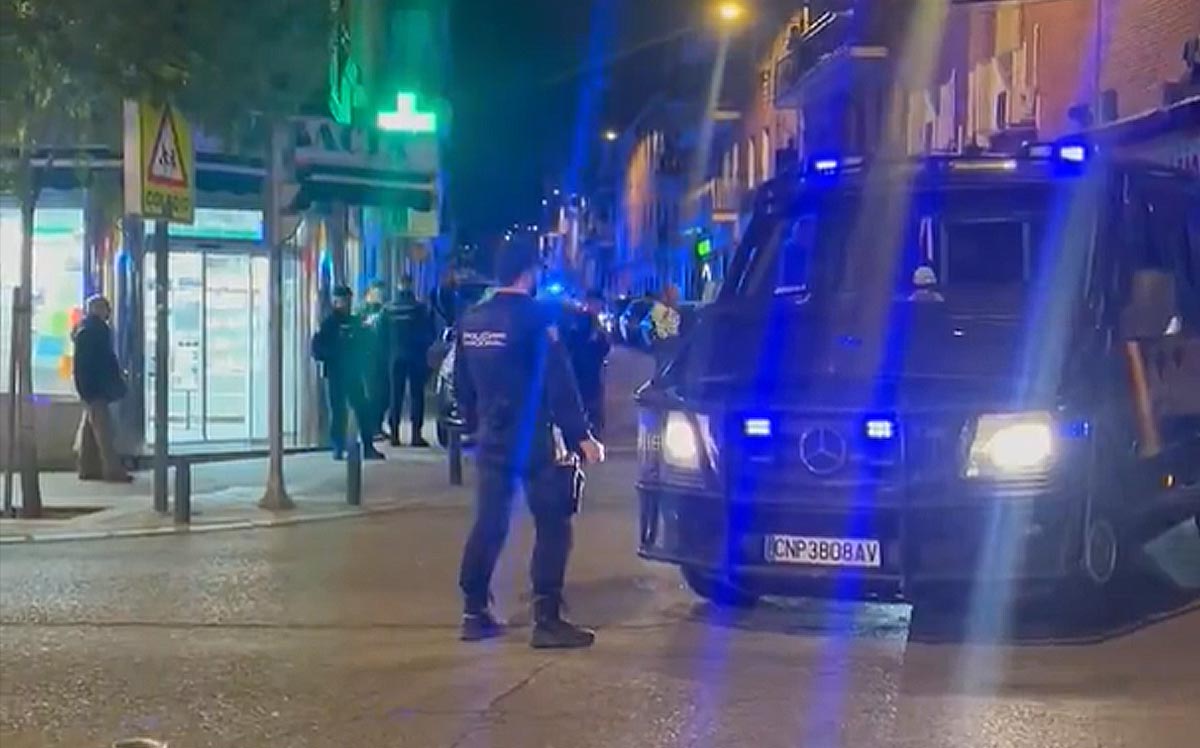La policía acordonando la calle en el lugar de los hechos - FOTO: Vallecas en acción @VKenaccion